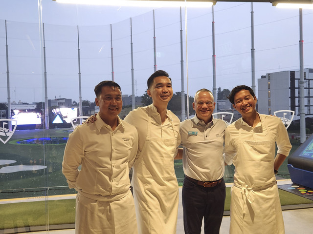 (Kiri-kanan) Chef Denny Boy Gunawan, Chef Freddie Salim, Francis Dehnhardt, Director of Operations Topgolf Jakarta, dan Chef Arief Rachman saat di acara konferensi pers Steak Wars yang digelar di Topgolf Jakarta. Foto: Ela Nurlaela/kumparan