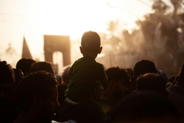 Sumber: https://www.pexels.com/id-id/foto/matahari-terbenam-jalan-bayangan-hitam-siluet-18285745/