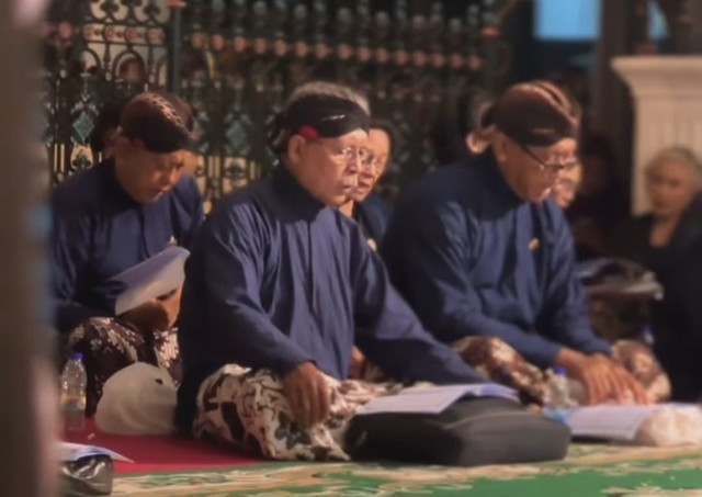 Mocopatan di Keraton Yogyakarta pada malam 1 Suro. Fot: Dok. Pemda DIY