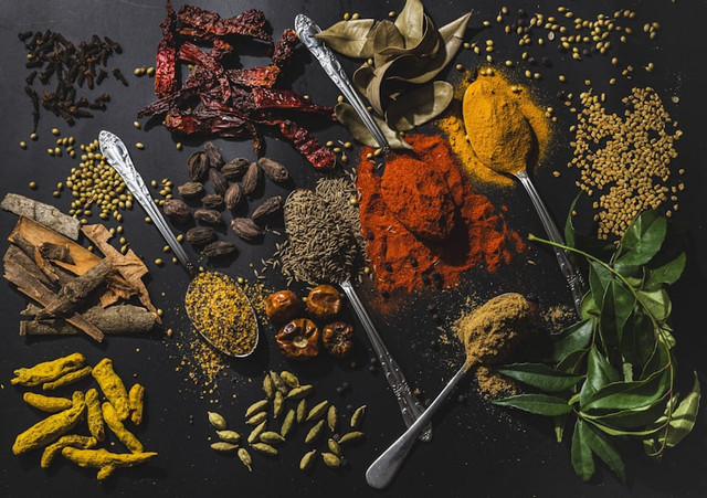 Ilustrasi Cara Menggiling Bumbu Pakai Chopper agar Halus Merata, Foto: Unsplash/Anju Ravindranath
