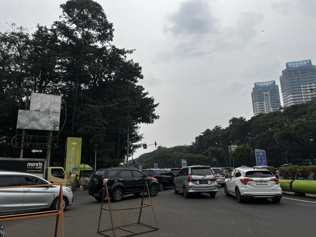 Antrean kendaraan bermotor dan pengunjung Pekan Raya Jakarta (PRJ) Kemayoran, Jakarta Pusat, Sabtu (28/6/2025). Foto: Rayyan Farhansyah/kumparan