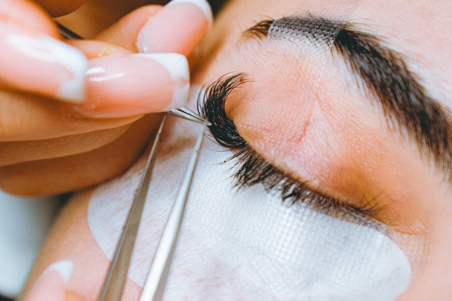 Ilustrasi cara mencairkan lem eyelash yang sudah kering, foto: unsplash/Victor Sirbu