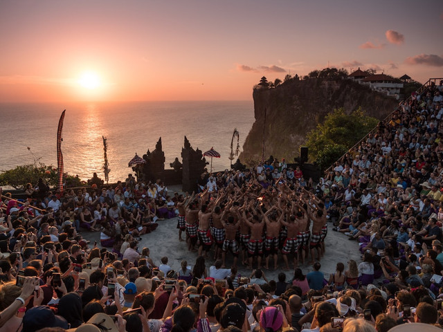 Tempat wisata Bali selatan, foto: tari Kecak di Pura Uluwatu, Unsplash/Mauro-Fabio Cilurzo