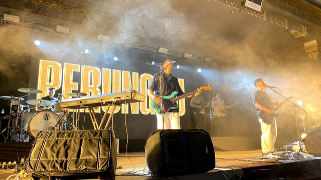 Perunggu tampil di panggung Tiba-Tiba Gigs yang bertempat di Auditorium Universitas Tanjungpura pada Jumat malam, 27 Juni 2025. Foto: Qori/Hi!Pontianak