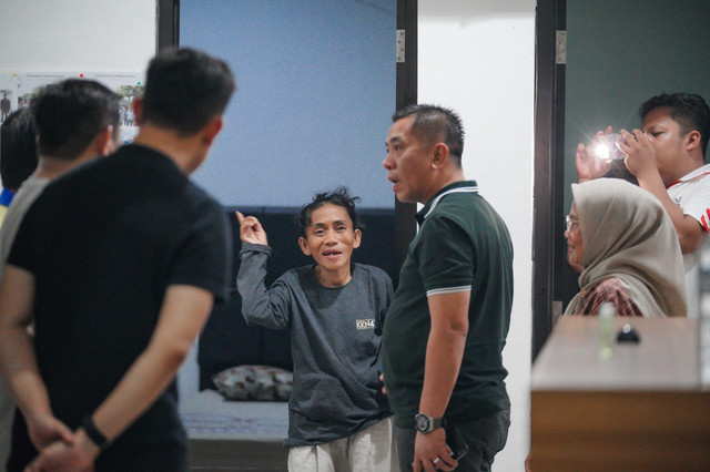 Bupati Karawang, Aep Syaepuloh memberikan bantuan modal usaha untuk Iyah (40), ibu yang diduga memaksa 6 anaknya mengemis di jalanan. Foto: Dok. Istimewa