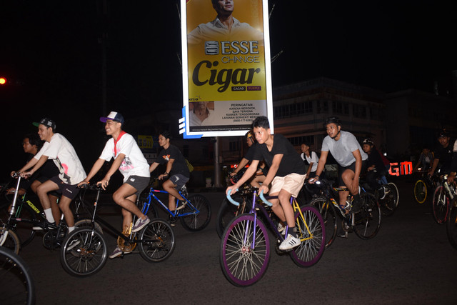 Pesepada gowes bareng dalam rangkaian 'Critical Mass Pontianak' sebagai kampanye bersepeda. Foto: Istimewa
