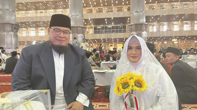 Rina (44) dan Fuadi (45), seorang dokter dan praktisi bekam yang mengikuti acara nikah massal di Masjid Istiqlal, Jakarta Pusat, Sabtu (28/6/2025). Foto: Nasywa Athifah/kumparan