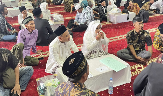 Safira (22) dan Harun (28), salah satu mempelai yang mengikuti acara nikah massal di Masjid Istiqlal, Jakarta Pusat, Sabtu (28/6/2025). Foto: Nasywa Athifah/kumparan