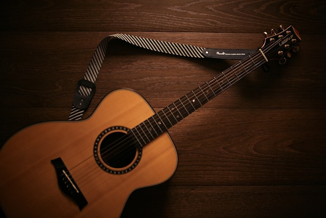 Merk Senar Gitar Akustik. Foto hanya ilustrasi. Sumber foto: Unsplash/De An Sun