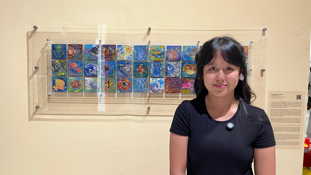 Lintang Almeira Pambudi di depan karyanya yang berjudul 'Occupied Aquazens." Foto: Arif UT