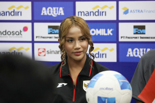 Pemain Timnas Wanita Shafira Ika Putri memberikan keterangan pers jelang pertandingan Grup D Kualifikasi Piala Asia Wanita 2025 di Indomilk Arena, Tangerang, Sabtu (28/6/2025). Foto: Dicky Adam Sidiq/kumparan
