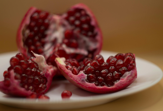 ara memeras buah delima, Pexels/Елена Климович