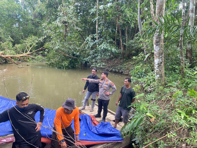 Kapolsek Nanga Mahap memimpin patroli. Foto: Dok. Polsek Nanga Mahap