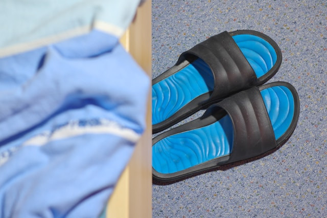 Ilustrasi rekomendasi sandal traveling wanita. Sumber: unsplash.com/Immo Wegmann