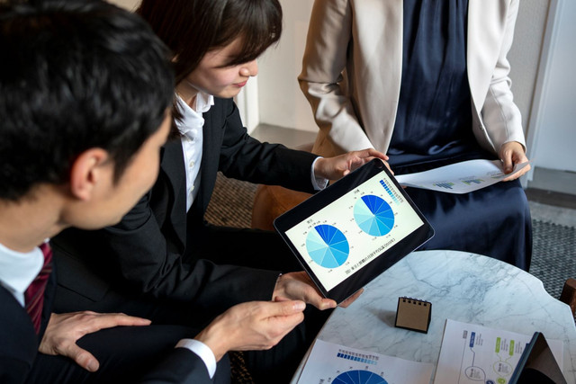 (sumber : https://www.freepik.com/free-photo/business-people-working-with-ipad-side-view_37127712.htm#fromView=search&page=1&position=13&uuid=b270b8aa-0fd1-4ff4-ae97-801b0fad14db&query=optimalisasi+alur+kerja)
