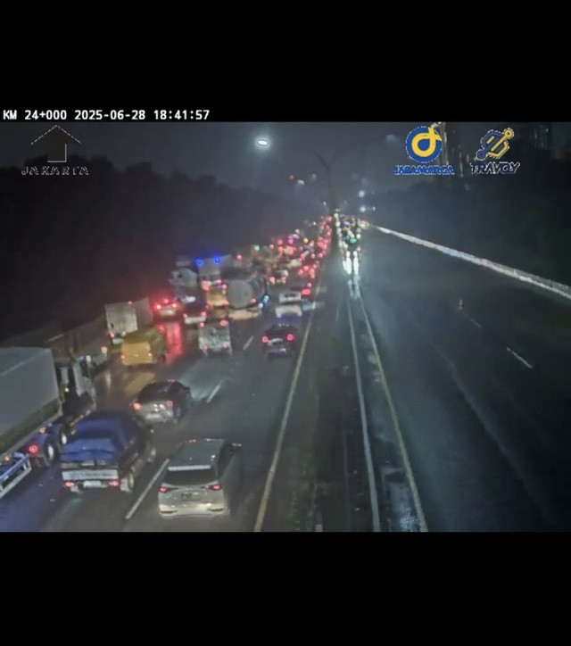 Kemacetan di ruas Tol Jakarta-Tangerang KM 24 imbas penanganan genangan air setinggi 40 cm, pada Sabtu (28/6). Foto: Dok. CCTV Travoy Jasa Marga