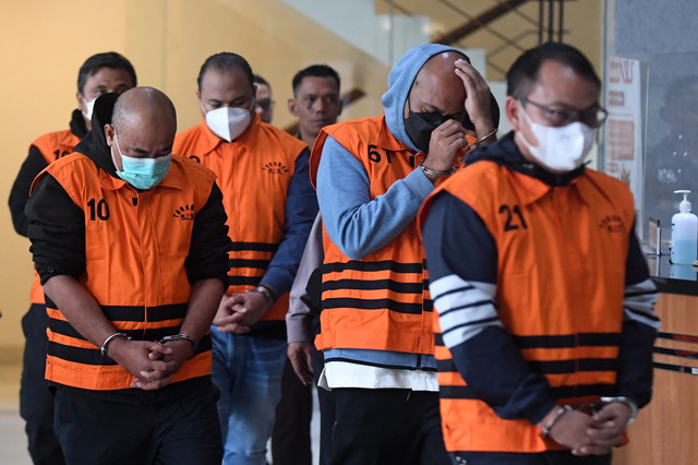 Lima tersangka kasus dugaan korupsi proyek pembangunan jalan di Dinas PUPR dan preservasi jalan di Satuan Kerja Pelaksanaan Jalan Nasional (PJN) Wilayah I Sumatera Utara mengenakan rompi tahanan usai menjalani pemeriksaan di KPK. Foto: ANTARA FOTO/Indrianto Eko Suwarso