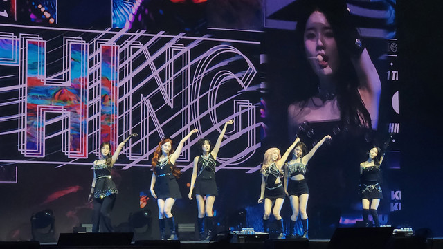Penampilan girl group K-Pop StayC saat menggelar konser Stay Tuned in Jakarta yang digelar di Hall Basket Senayan, Jakarta. Foto: Ela Nurlaela/kumparan