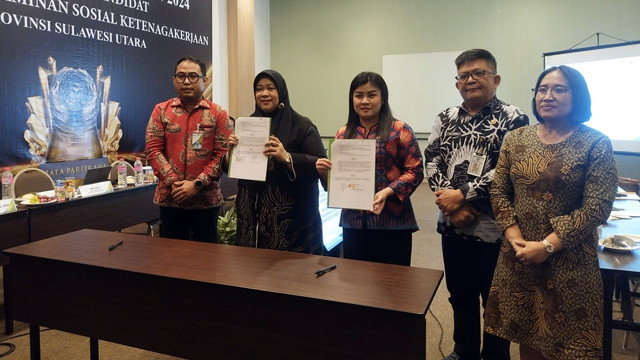 Bupati Kabupaten Sitaro dan Kepala Perwakilan BPJS Ketenagakerjaan Sulawesi Utara memegang nota kesepahaman kerja sama pemberian perlindungan untuk pekerja non formal di Kabupaten Sitaro.