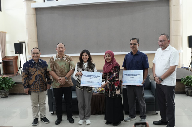 Bantuan internet cepat oleh Komdigi dan Kemensos Bantuan diserahkan langsung oleh Menteri Komdigi Meutya Hafid kepada Kementerian Sosial yang diwakili Sekjen Kemensos Robben Rico di Sekolah Rakyat SMA 20 BBPPKS Yogyakarta, Sabtu (28/6). Foto: Dok. Kemensos