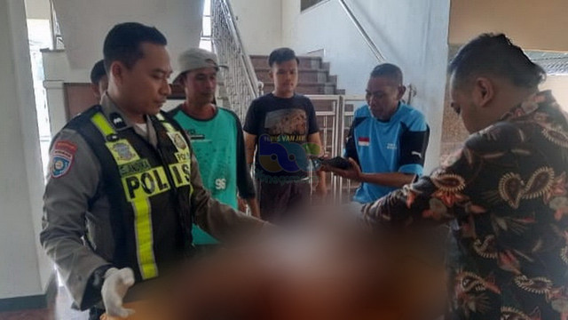 Petugas, saat lakukan identifikasi mayat Irwan Maha Putra (44) yang meninggal dunia di Masjid Darul Mutaqin di Desa Padangan, Kecamatan Padangan, Kabupaten Bojonegoro. Sabtu pagi (28/05/2025) (Aset: Istimewa)
