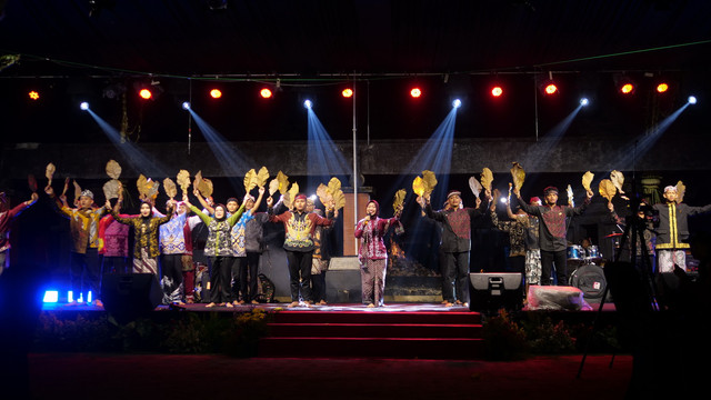 Gelar Seni Taruna Budaya sebagai rangkaian acara Festival Geopark Bojonegoro 2025, di lokasi wisata Khayangan Api, Bojonegoro. Sabtu malam (28/06/2025). (Aset: beritabojonegoro/imam nurcahyo)