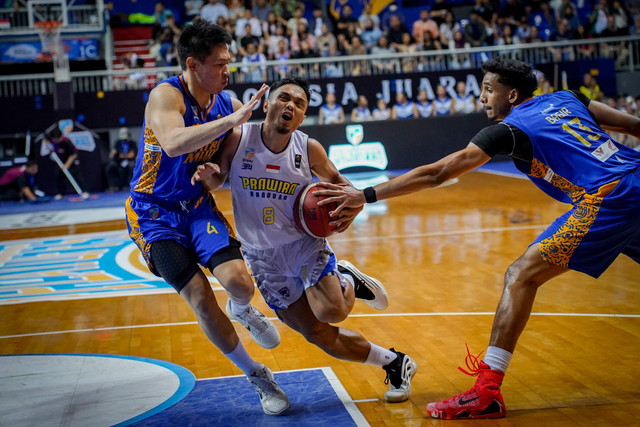 Pebasket Prawira Bandung Yudha Saputera (tengah) berusaha melewati hadangan pebasket Satria Muda Pertamina Ali Bagir Alhadar (kanan) dan Abraham Damar Grahita (kiri) pada pertandingan babak playoff kedua Indonesia Basketball League (IBL) 2025. Foto: Ferlian Septa Wahyusa/ANTARA FOTO
