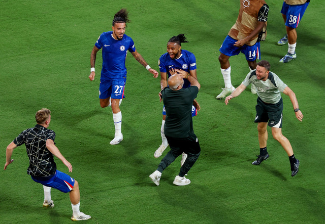 Christopher Nkunku dari Chelsea merayakan gol kedua bersama rekan satu tim dan manajer Chelsea Enzo Maresca pada Babak 16 Besar Piala Dunia Antarklub FIFA melawan Benfica di Stadion Bank of America, Charlotte, North Carolina, AS - 28 Juni 2025. Foto: Mike Segar/REUTERS