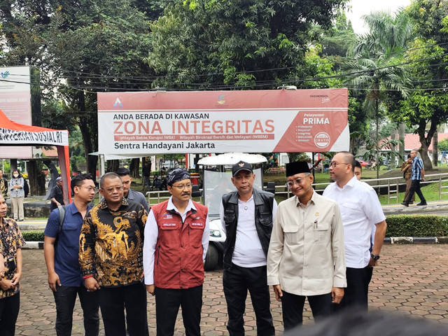 Menteri Sosial (Mensos) Saifullah Yusuf dan Wamensos Agus Jabo Priyono bersama Menteri Pekerjaan Umum (PU) Dody Hanggodo melakukan peninjauan di kawasan Sentra Handayani Jakarta pada Minggu (29/6/2025). Foto: Luthfi Humam/kumparan