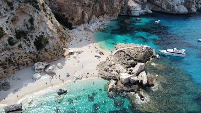 Pulau Terindah di Italia. Foto Pulau Sardinia Italia. Sumber: unsplash.com/Alexandra Cozmei