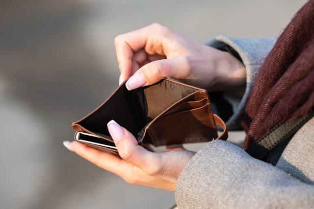 Ilustrasi rekomendasi dompet pria branded. Sumber: unsplash.com/Emil Kalibradov