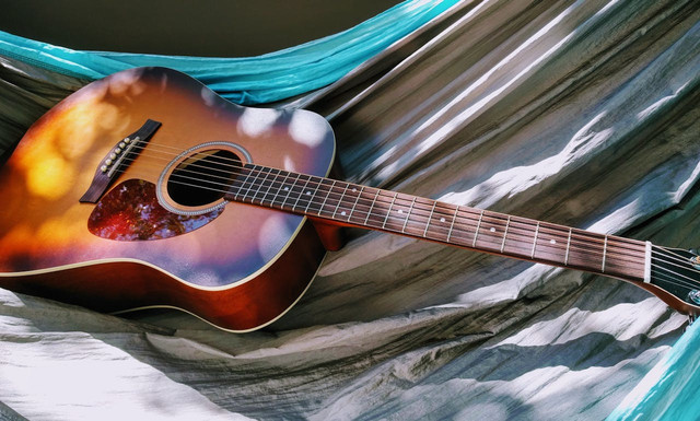 Rekomendasi gitar akustik elektrik. Foto hanya ilustrasi, bukan yang sebenarnya. Sumber: Pexels/R. Swafford 