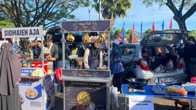 Lapak Ketupat Colet Mak Ien yang berlokasi di kawasan Car Free Day (CFD) Halaman Parkir Ayani Megamall Pontianak. Foto: Alycia Tracy Nabila/HiPontianak