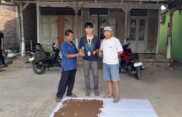 "Mahasiswa UNDIP melakukan sosialisasi mengenai penambahan larutan daun pepaya untuk meningkatkan imun ikan kepadda pembudidaya di Desa Tambaksari". Sumber foto: Syahida Ahsan Firmansyah