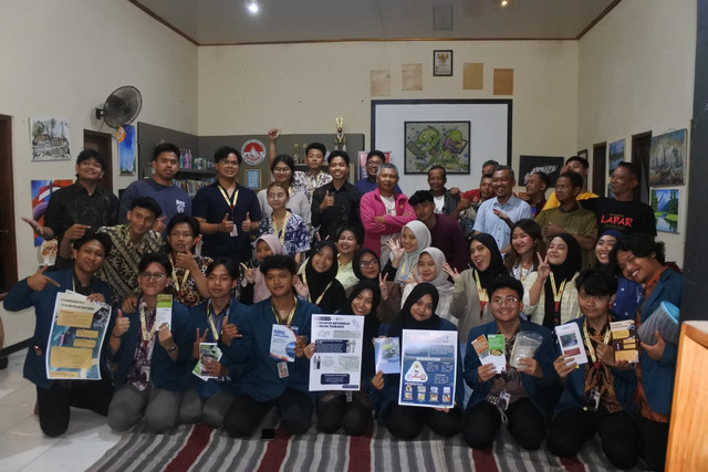 Kendal, 28 Juni 2025 Kegiatan Sosialisasi Program KKN-T Mahasiswa UNDIP Edukasi pembuatan tepung ikan lele sebagai diversifikasi produk hasil budidaya ikan (sumber: dokumentasi penulis)