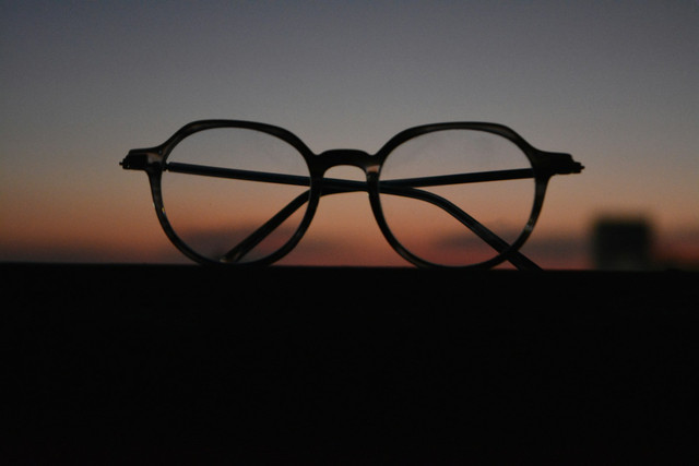 Optik di Pangandaran. Foto ilustrasi kacamata. Sumber foto: Unsplash-Kalyan Sak