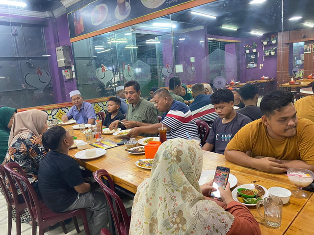 Foto keluarga sedang makan bersama di atas meja makan. Sumber: Dokumentasi Pribadi