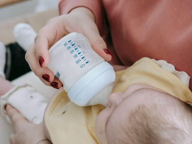Ilustrasi merk susu formula untuk bayi alergi susu sapi. Sumber: pexels.com/SarahChai.