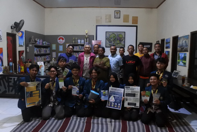 Foto bersama dengan para pembudidaya ikan di Desa Tambaksari. Sumber foto: Penulis