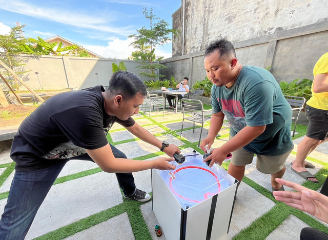 Dua pemain Beyblade sedang bermain. Foto: Rabiansyah/Hi!Pontianak.