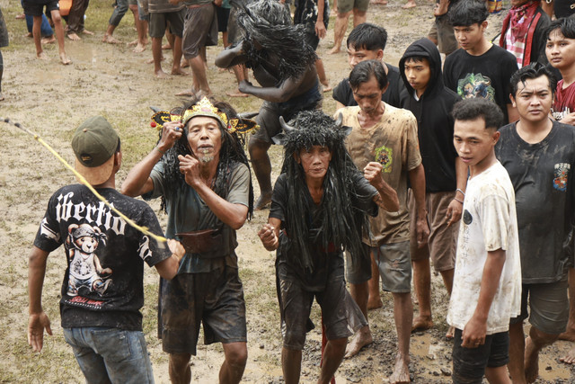 Tradisi Keboan Aliyan di Banyuwangi, Warga kerasukan leluhur layaknya Kerbau. Foto: Dok. kumparan