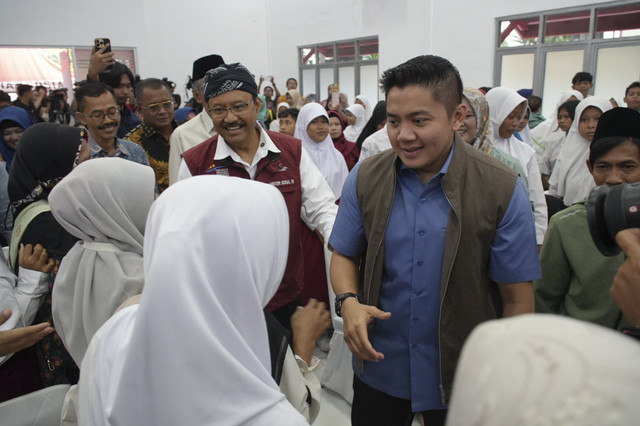 Dialog Seskab, Mensos & Menteri PU dengan Orangtua dan Calon Siswa Sekolah Rakyat. Foto: Dok. Kemensos