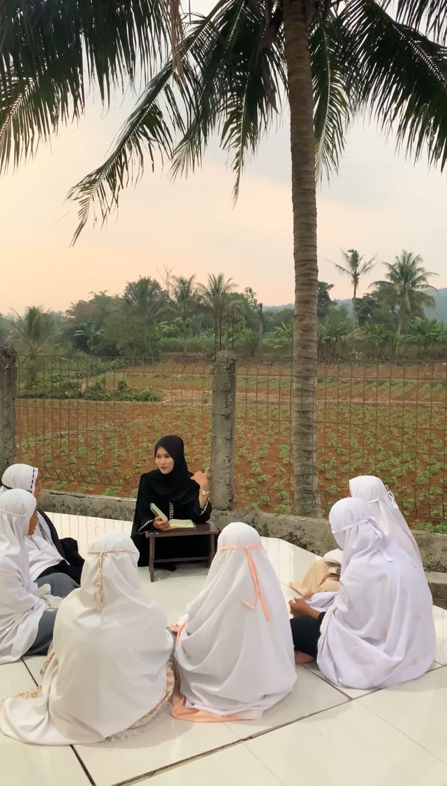 Ilustrasi guru yang mengajar ngaji, foto: foto saya pribadi.com