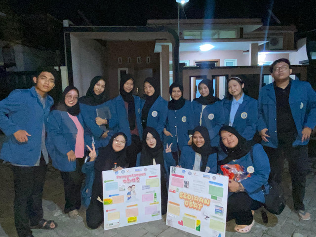 Gambar 1. Media edukatif penggolongan dan sediaan obat ditunjukkan oleh tim mahasiswa.