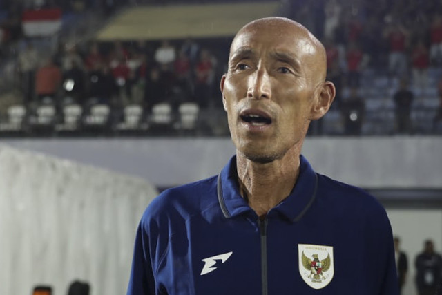 Pelatih Timnas wanita Indonesia Mochizuki Satoru bersiap menyanyikan lagu kebangsaan saat melawan Timnas wanita Kirgizstan dalam pertandingan grup D Kualifikasi Piala Asia Wanita 2026 di Indomilk Arena, Tangerang, Banten, Minggu (29/6/2025). Foto: Dicky Adam Sidiq/kumparan