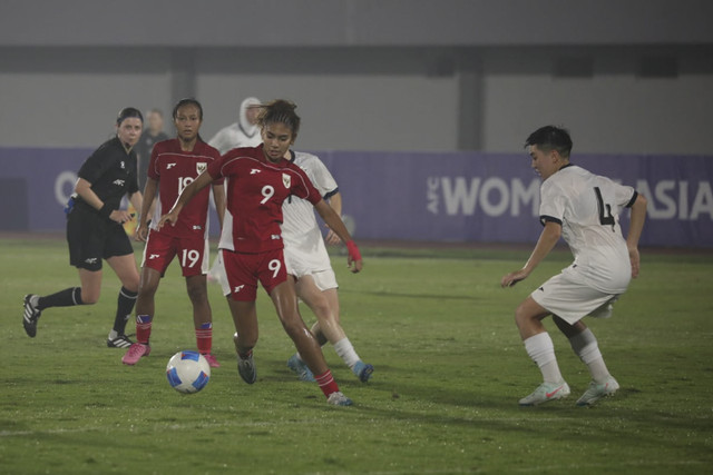 Pemain Timnas wanita Indonesia Claudia Alexandra Scheunemann berusaha melewati pemain Timnas wanita dalam pertandingan grup D Kualifikasi Piala Asia Wanita 2026 di Indomilk Arena, Tangerang, Banten, Minggu (29/6/2025). Foto: Dicky Adam Sidiq/kumparan