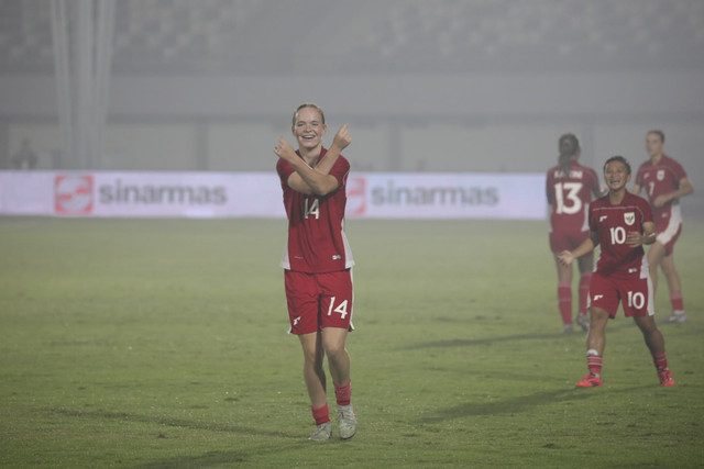 Pemain Timnas wanita Indonesia Isa Guusje Warps berselebrasi usai mencetak gol ke gawang Timnas wanita Kirgizstan dalam pertandingan grup D Kualifikasi Piala Asia Wanita 2026 di Indomilk Arena, Tangerang, Banten, Minggu (29/6/2025). Foto: Dicky Adam Sidiq/kumparan