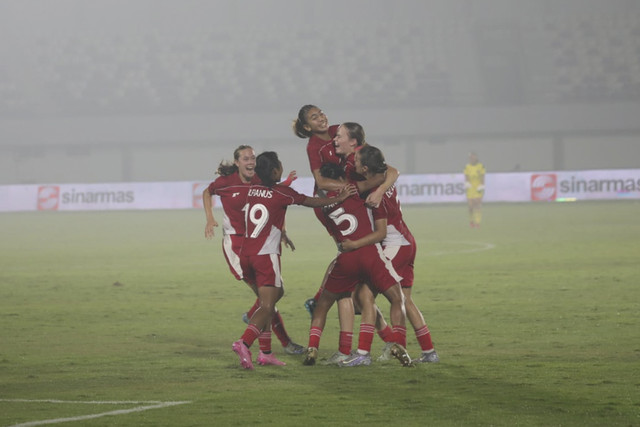 Sejumlah pemain Timnas Indonesia berselebrasi usai rekan setimnya mencetak gol ke gawang Timnas wanita Kirgizstan dalam pertandingan grup D Kualifikasi Piala Asia Wanita 2026 di Indomilk Arena, Tangerang, Banten, Minggu (29/6/2025). Foto: Dicky Adam Sidiq/kumparan