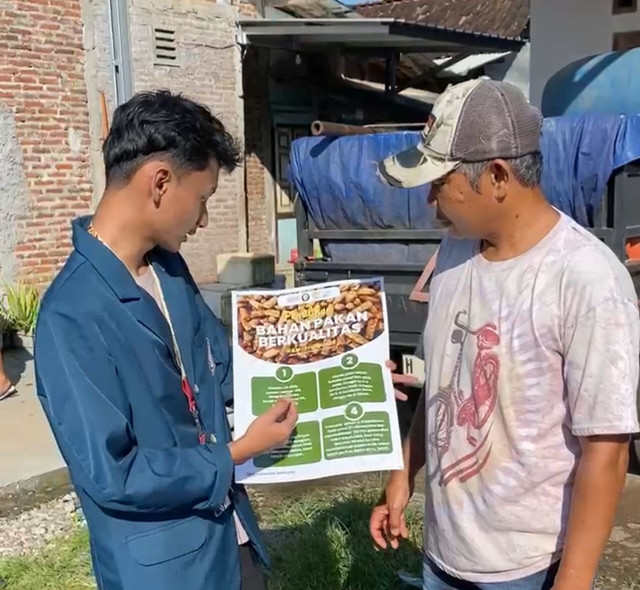 Minggu, 29 Juni 2025. Tim KKN-T Tim 38 UNDIP, sedang mengedikasi salah satu pembudidaya di Kecamatan Rowosari Kendal. Sumber