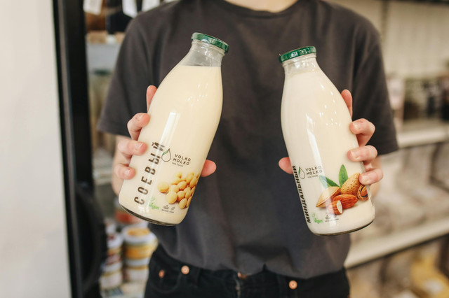 Ilutrasi. Susu almond di Alfamart. Sumber: Pexels / Polina Tankilevitch